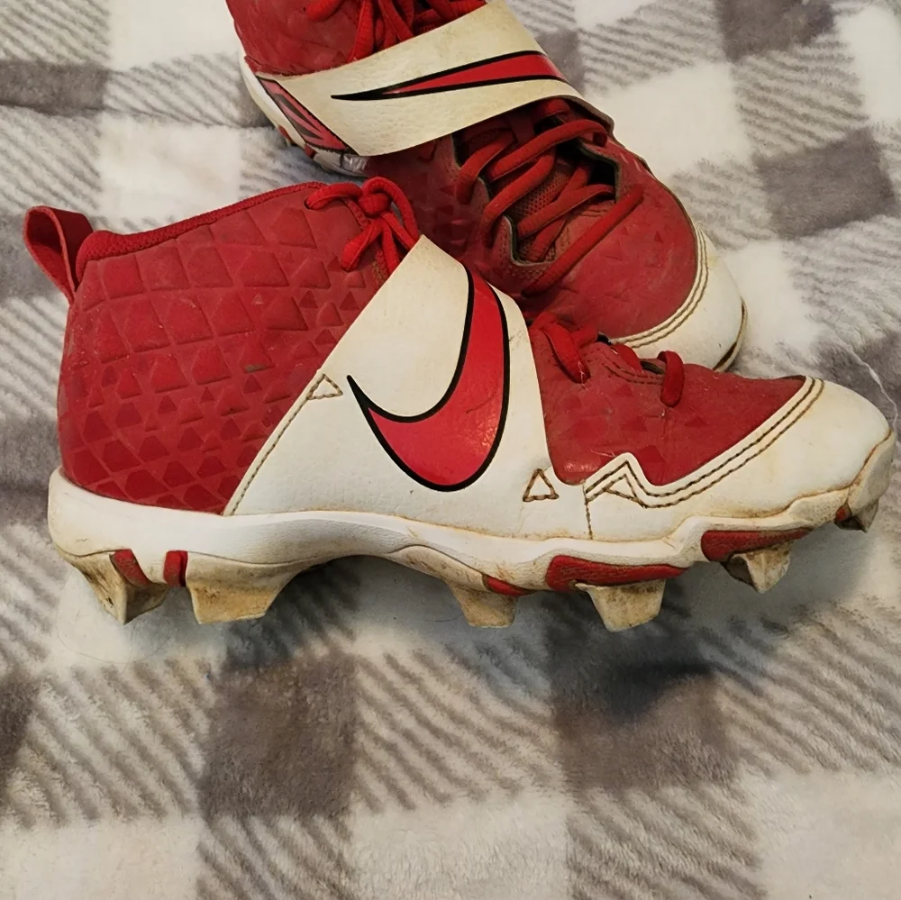 Boys size 5Y red Nike cleats - Picture 2 of 2
